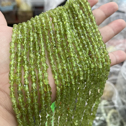 约5mm天然橄榄晶碎石散珠半成品DIY项手链配珠颜色绿有几颗黑色矿