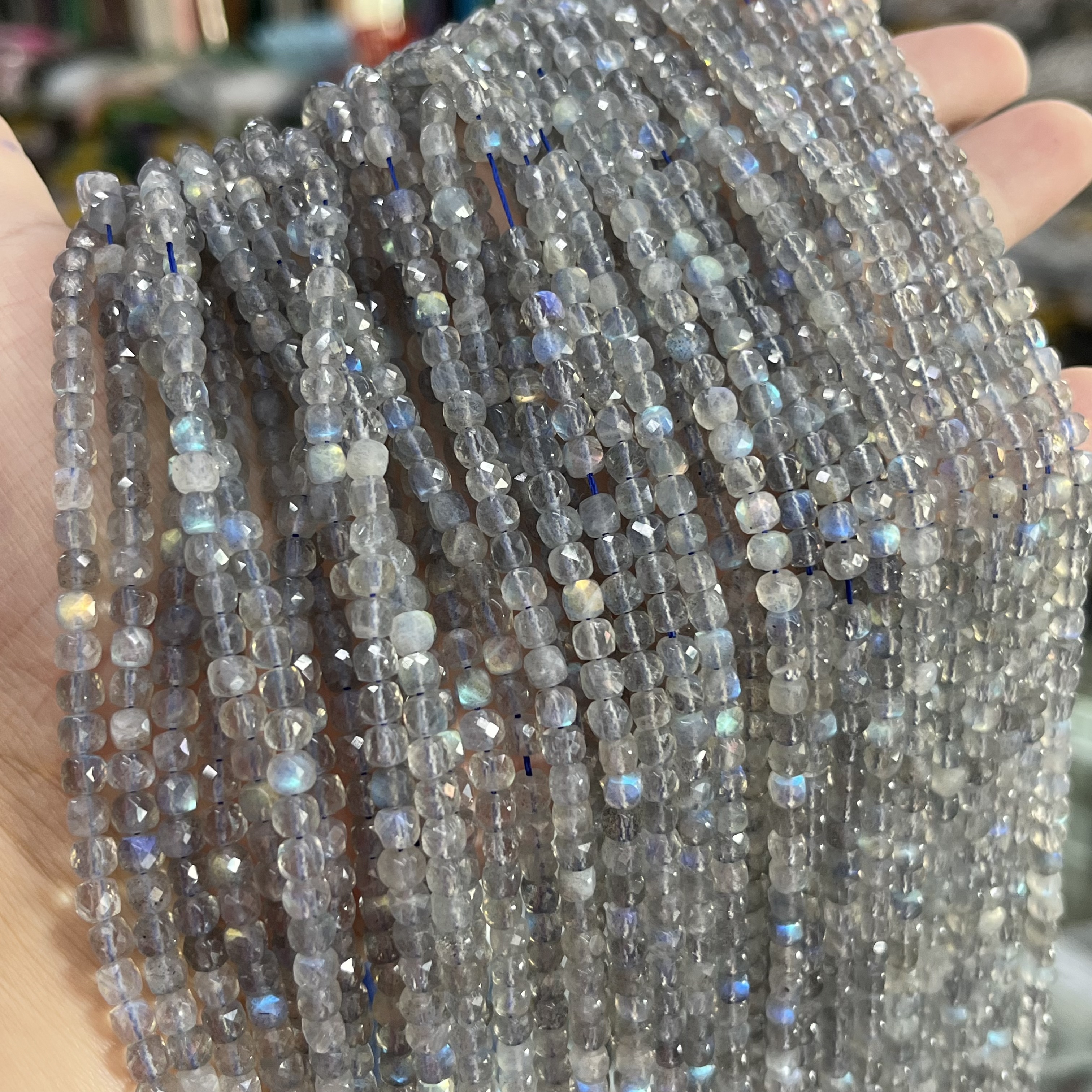 蓝光强天然拉长石灰月光散珠