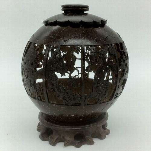 这是12月预告的新品椰雕镂空储物茶叶罐！精致高端！手工镂空！配上黑檀木底座，值得收藏拥有！