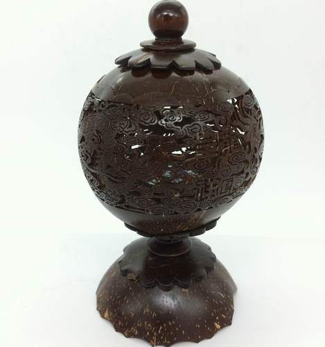 此款高脚储物茶叶罐香炉是今年7月推出的最新产品。这款新品花了半年多时间才最终成品推出，每次创新产品都经过无数次的尝试和无数次的否定，以及长时间的汗水和智慧才能最后出新品，不过每次新品的推出都是令人兴奋和有成就感的时候！这款高脚茶叶罐的工艺难度和时间长度均是很高，罐身镂空内容是龙凤呈祥，这是手工镂空！