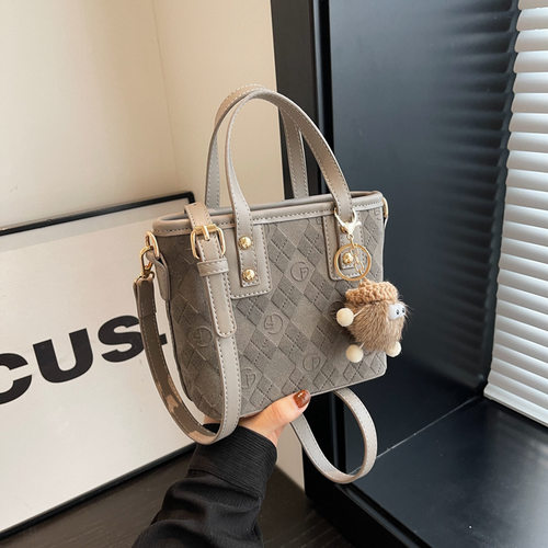 MK QG今年流行小包女秋冬百搭新款磨砂复古单肩斜挎包手提水桶包