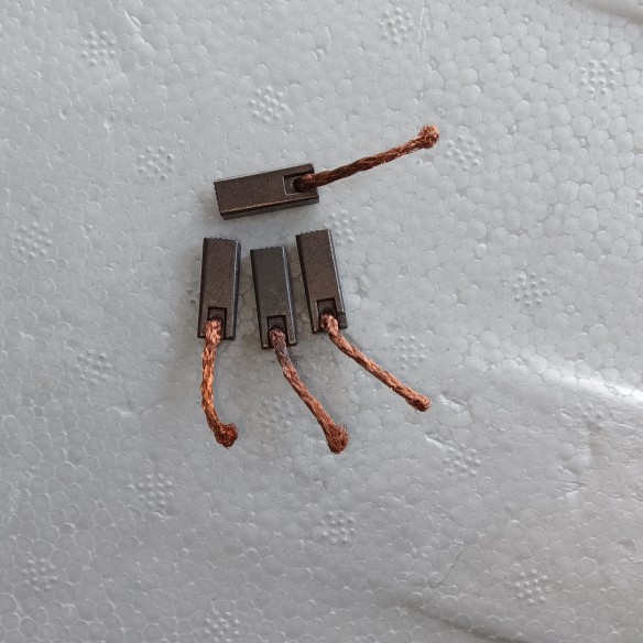 汽车电子风扇碳刷7x7x19mm