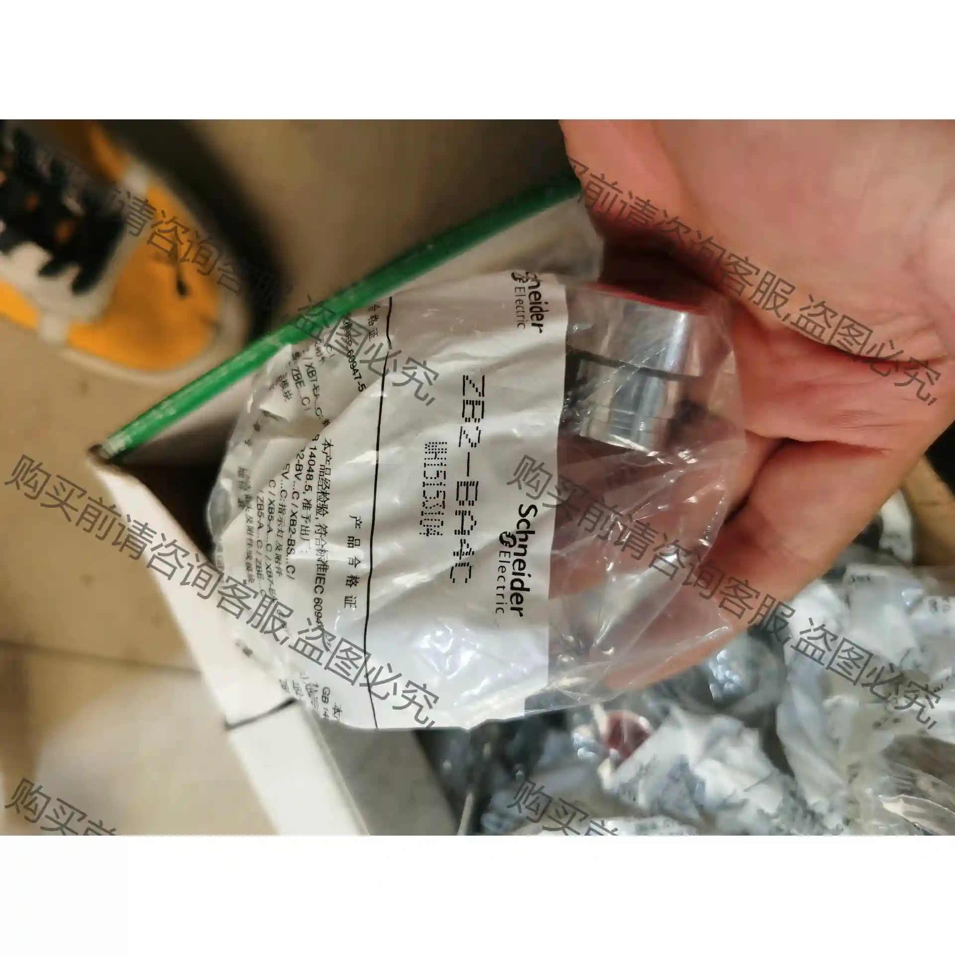 正品施耐de平头按钮开关 ZB2BA 4C 红色22MM，新的 先议价 包上机