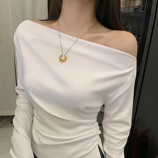 龙妹家白色一字肩长袖T恤女2026早春新款巨好看斜肩打底独特上衣