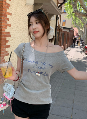 龙妹家灰色斜肩短袖T恤女装2026春夏新款设计感修身露肩独特上衣
