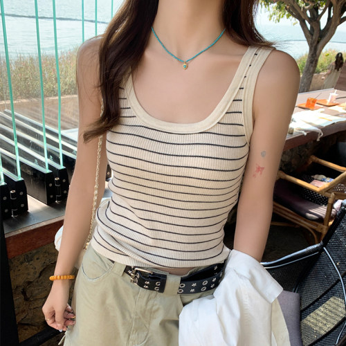 春夏流行穿搭杏色条纹吊带背心女