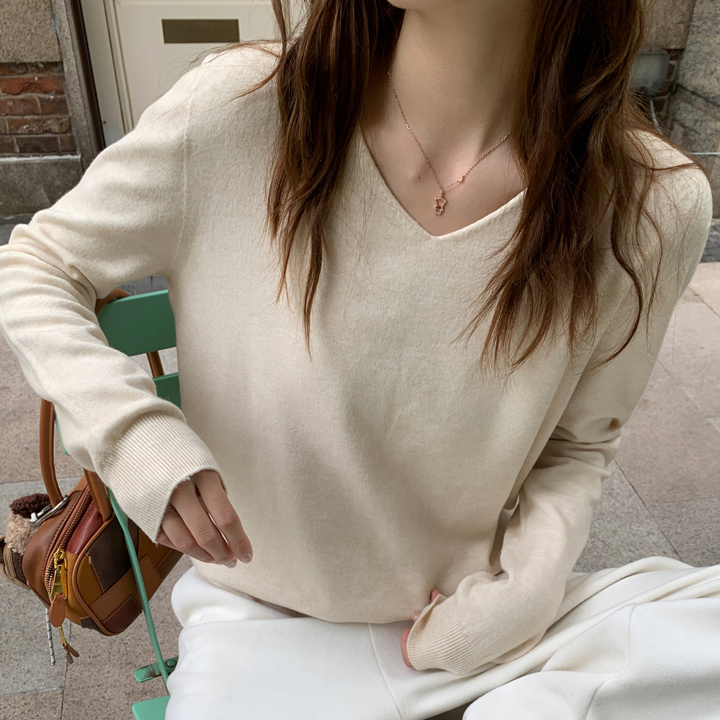 【杏色V领针织打底衫】软糯百搭