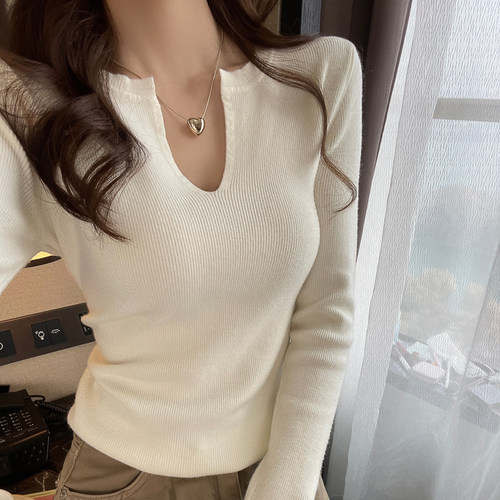 白色修身V领针织打底衫