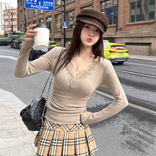龙妹家咖色V领蕾丝加绒打底衫女士内搭2026冬新款修身长袖T恤上衣