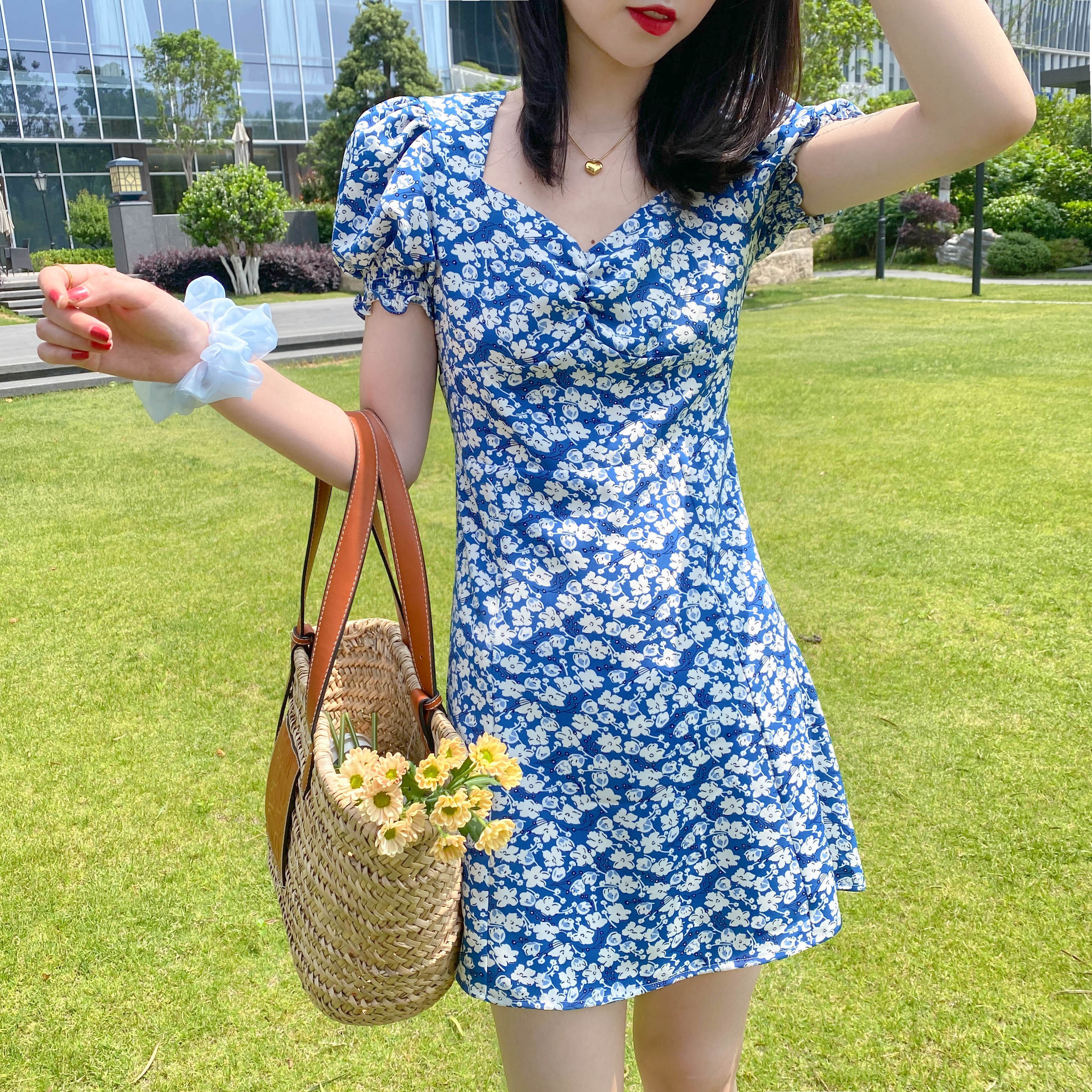 金智秀同款法式方领碎花连衣裙女夏复古收腰蓝色开叉泡泡袖茶歇裙