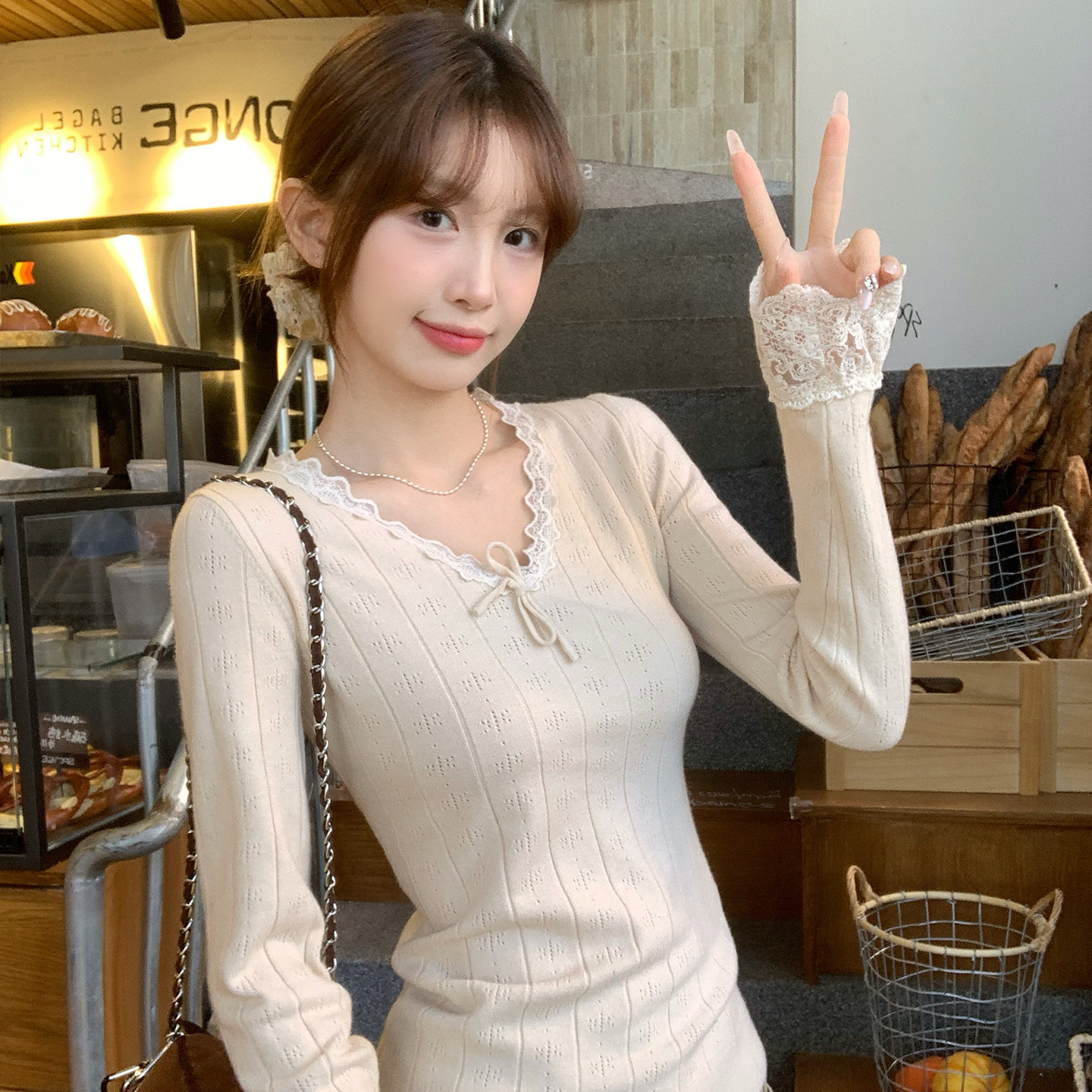 龙妹杏色V领蕾丝针织打底衫女内搭毛衣2026春新款巨好看上衣外穿