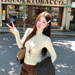 龙妹家浅黄色高领长袖打底衫女内搭2025秋冬季新款高级感修身上衣