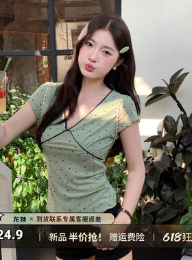 龙妹绿色波点V领短袖T恤女2026新款夏设计感纯欲木耳边修身小上衣