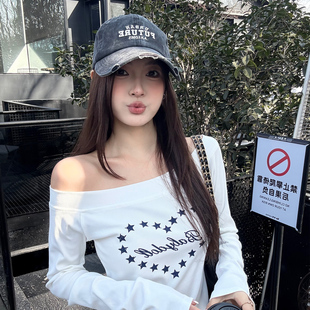 龙妹白色一字肩长袖T恤女外穿2026早春新款辣妹修身斜肩印花上衣