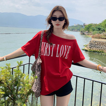 龙妹家红色露肩印花宽松短袖T恤女2025新款独特漂亮绝美斜肩上衣