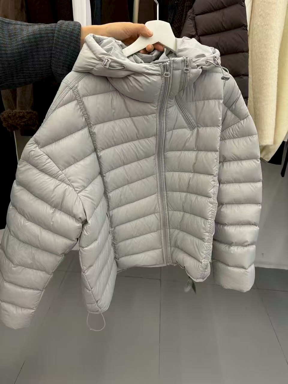 杭州NUT档口冬季新款 很洋气的宽松百搭纯色慵懒连帽羽绒服女