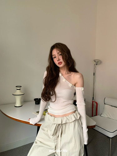 HOLDER新款 斜肩感觉的紧身上衣 很美哦