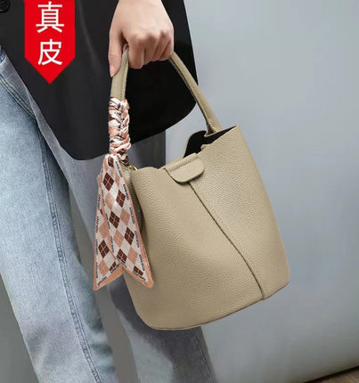 香港专柜包包2024新款潮女包肩斜挎包夏级感真皮手提包水桶包