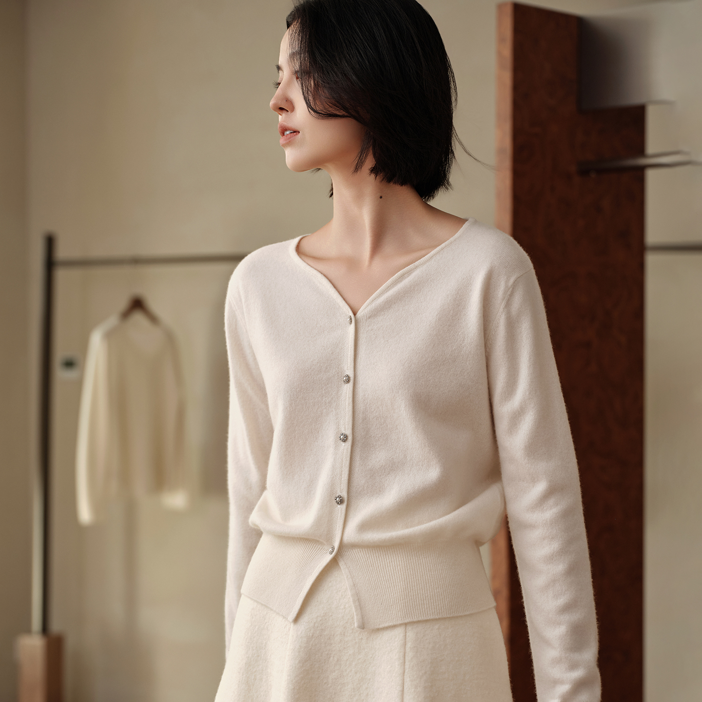 早秋高端轻奢100%纯山羊绒开衫女V领减龄纯色短款外套薄针织毛衣