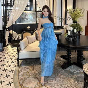 海边度假风蓝色印花挂脖抹胸连衣裙女夏不规则设计感露背沙滩长裙