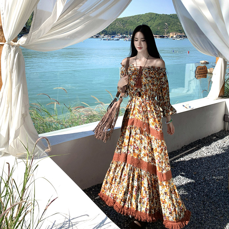 度假风露肩碎花裙复古长袖连衣裙大码遮肉波西米亚流苏裙