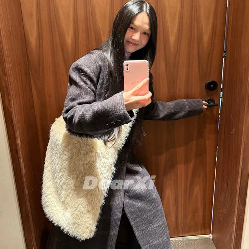 DEAR.XI 冬季好搭配！时髦感气质百搭毛毛斜肩包 33013#