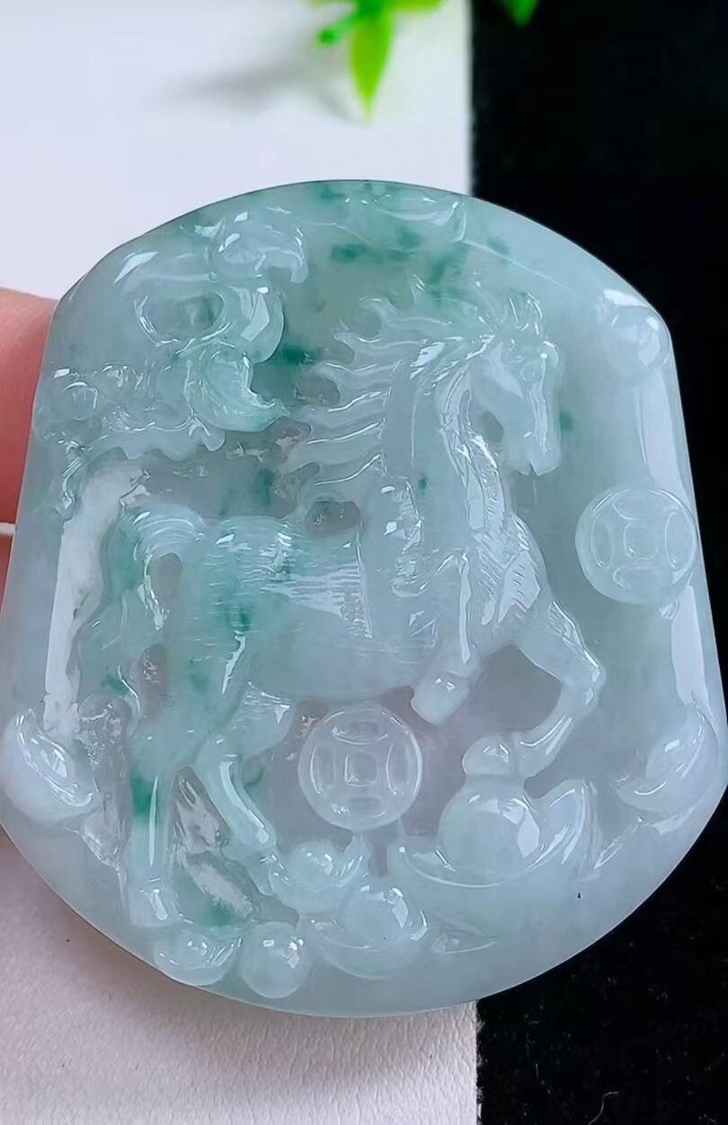 翡翠A货生肖马吊坠男女生肖玉佩马牌翡翠冰飘绿花玉牌挂件马玉牌