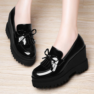 漆皮英伦风小皮鞋女厚底松糕鞋2024年新款鞋子内增高女鞋坡跟单鞋