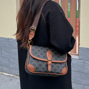 香港轻奢女包新款 真皮法棍包都市简约腋下护士包大容量斜挎包 时尚