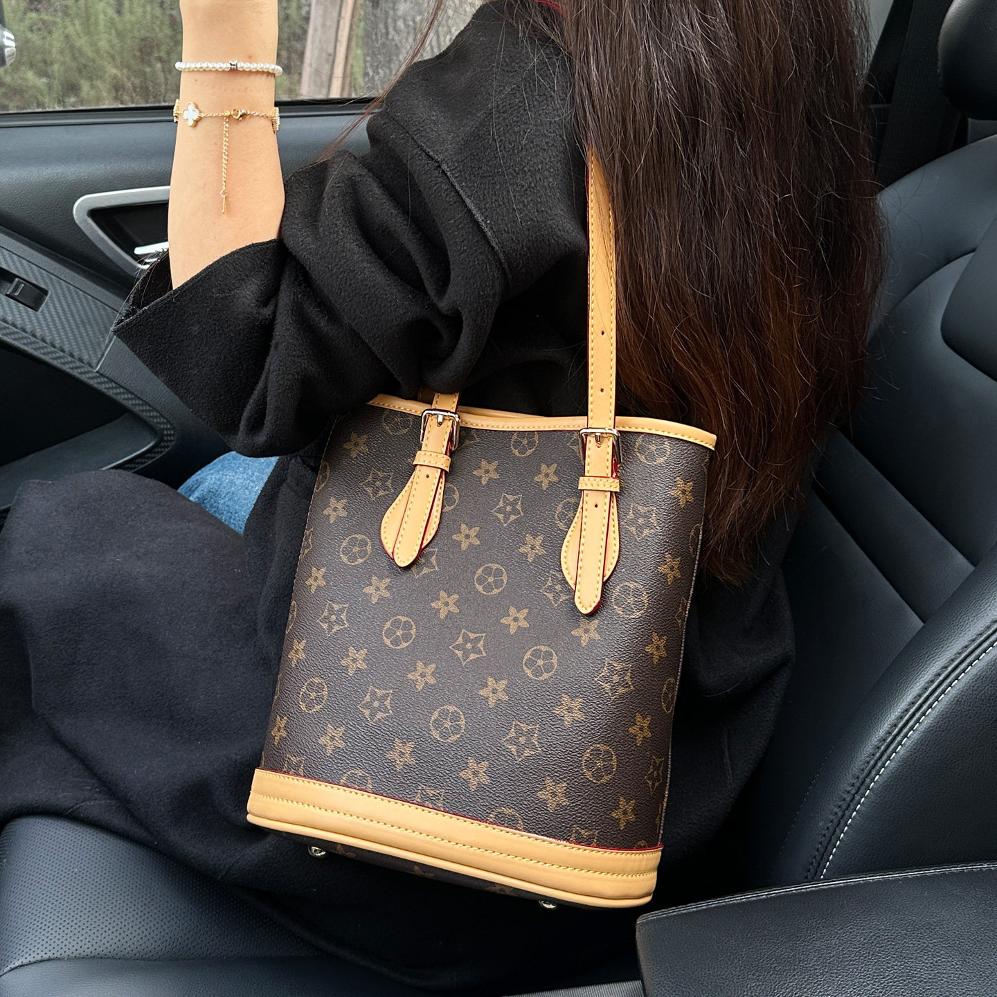 大容量水桶包新款轻奢老花真皮女包单肩腋下包软皮大包气质手提包