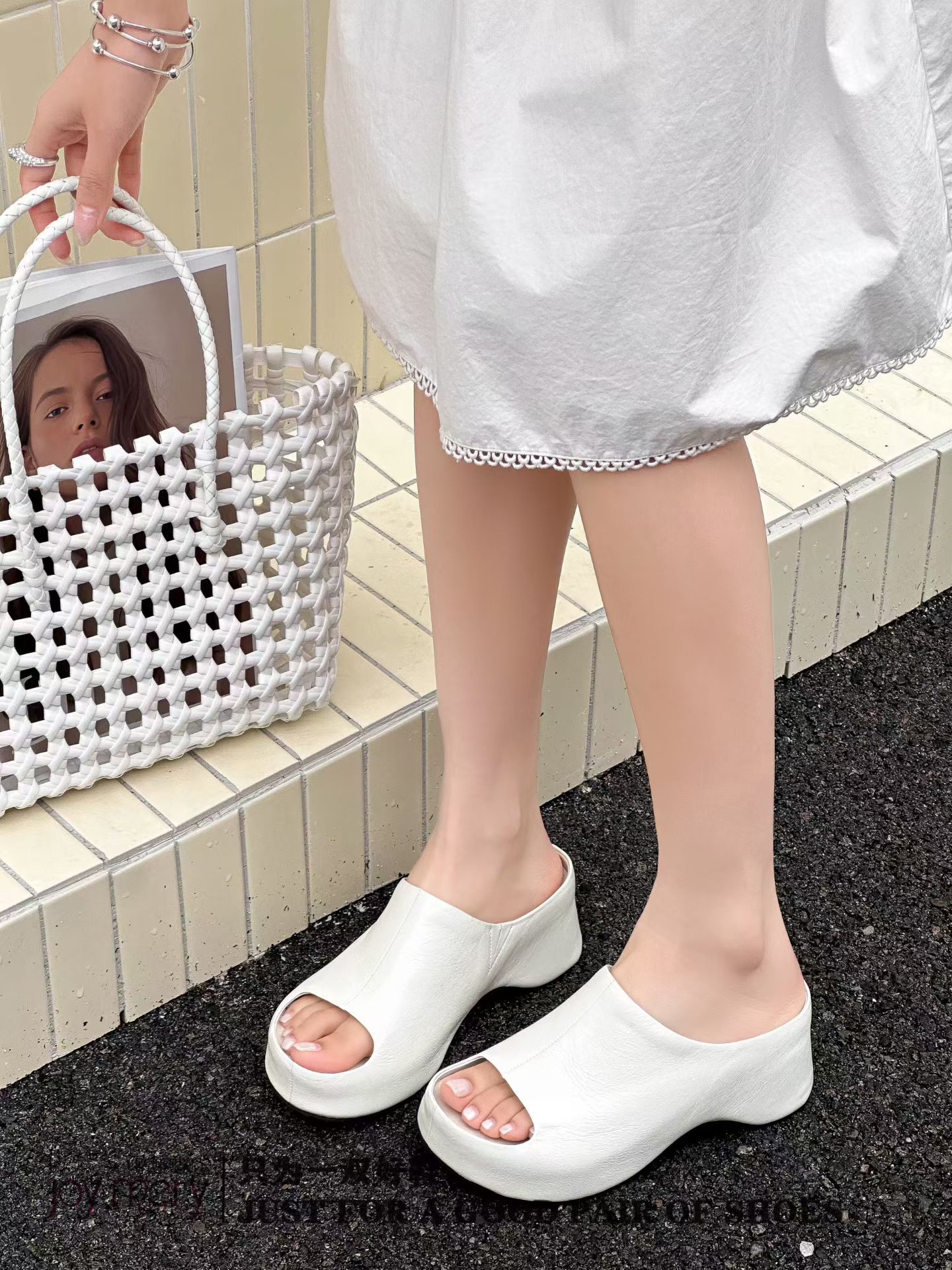 专柜正品娇娅媚妮2026新款厚底鱼嘴一字拖女松糕厚底休闲凉拖女