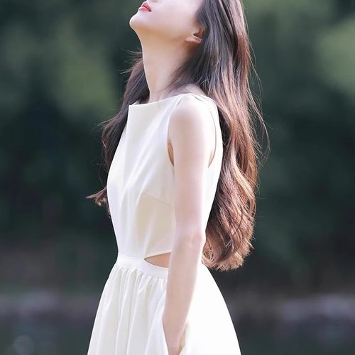 小心机露腰白色无袖背心连衣裙