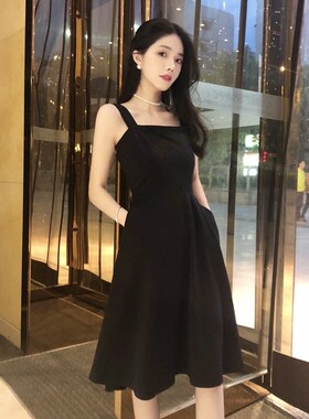 春夏2026新款黑色吊带连衣裙收腰显瘦气质赫本风小黑裙外穿背带裙