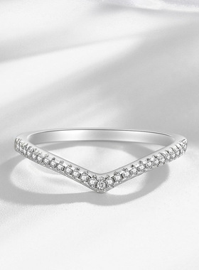 925纯银微镶镀金V字条戒指女款镶嵌仿真钻戒简单搭配多变护戒排钻