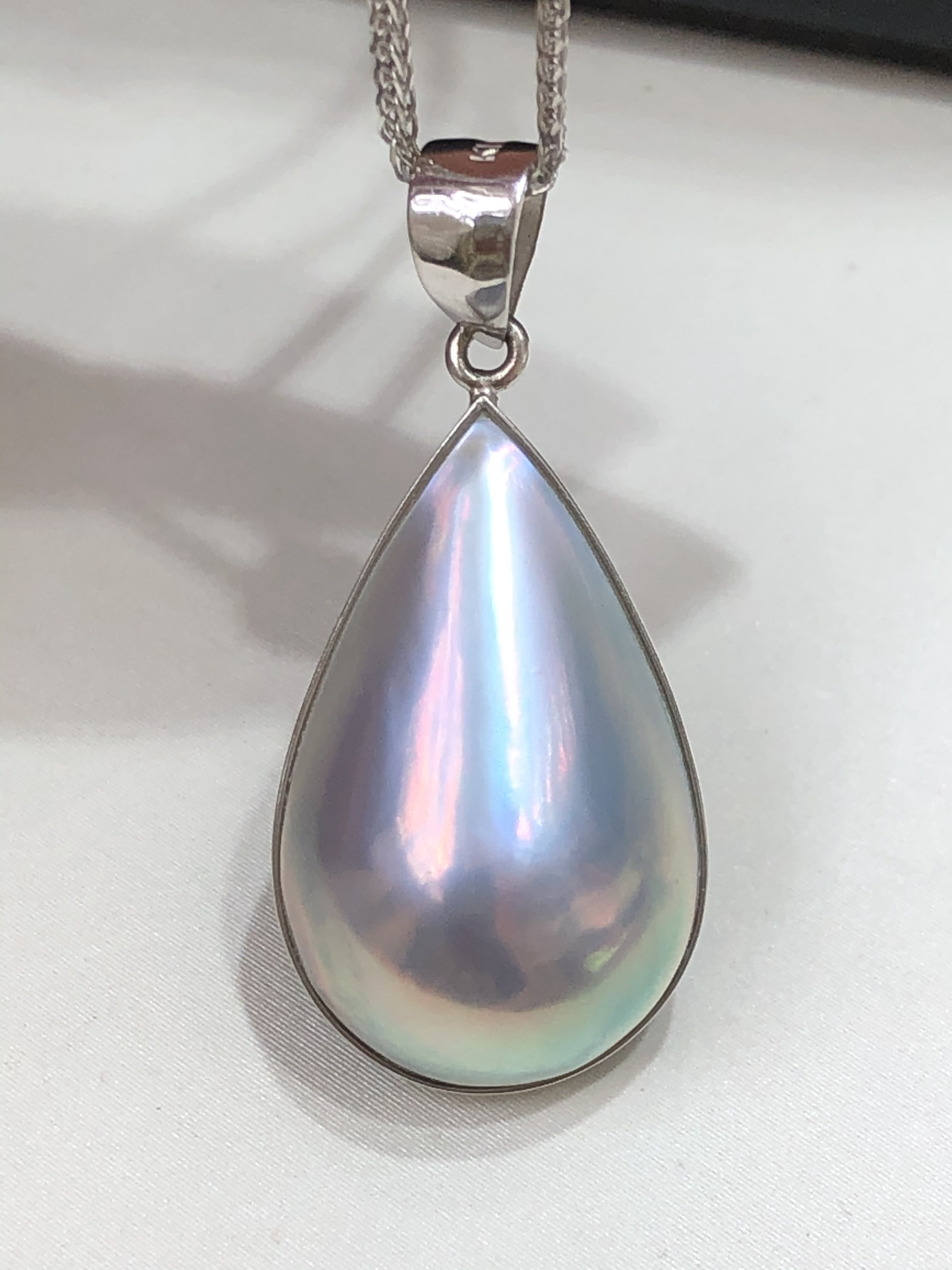 18K白金极光日本海水马背14.3*21Mm时尚炫彩镜面水滴大马背吊坠链