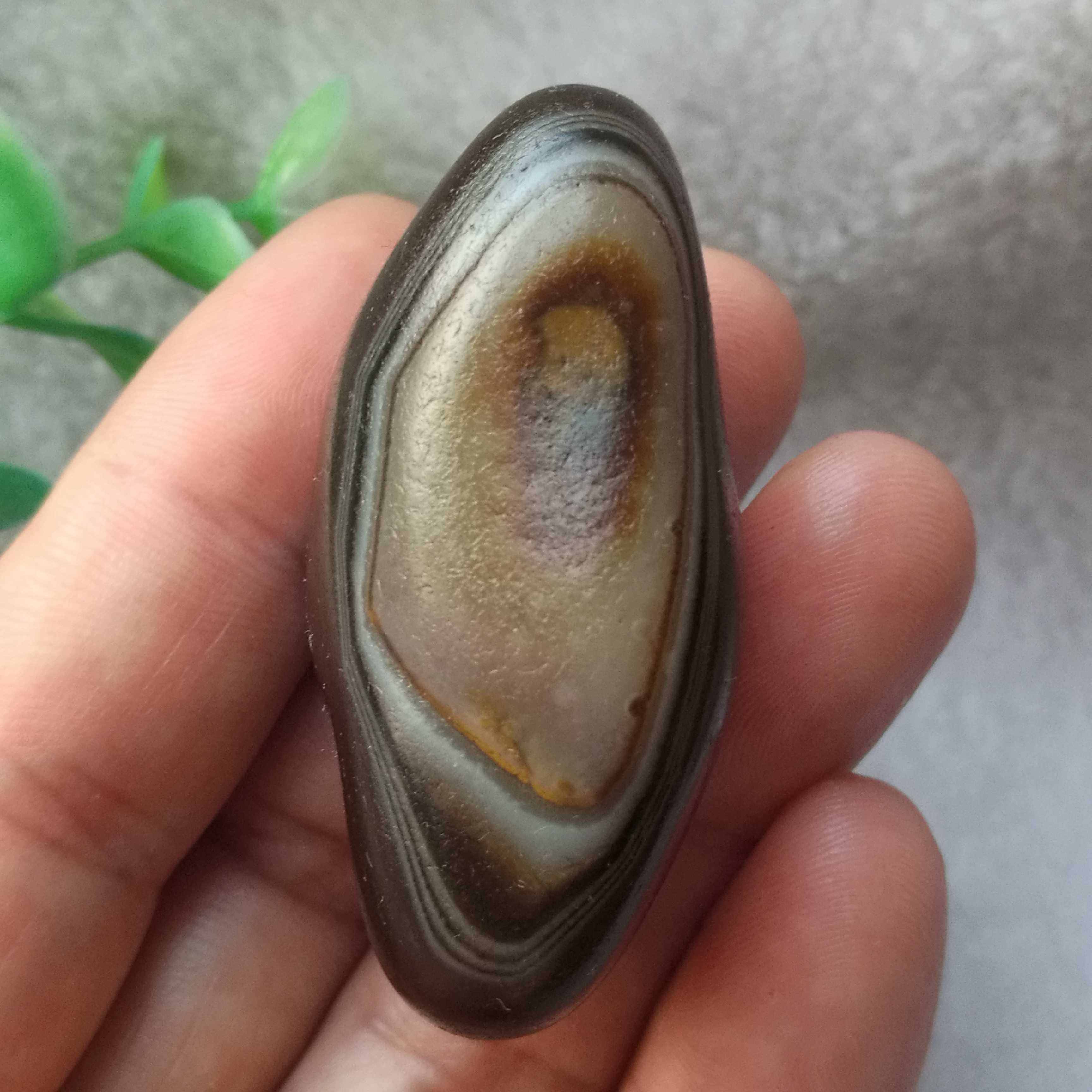 天然马岛玛瑙原石小摆件，俏色花纹元宝。纯天然把玩件 精品特价