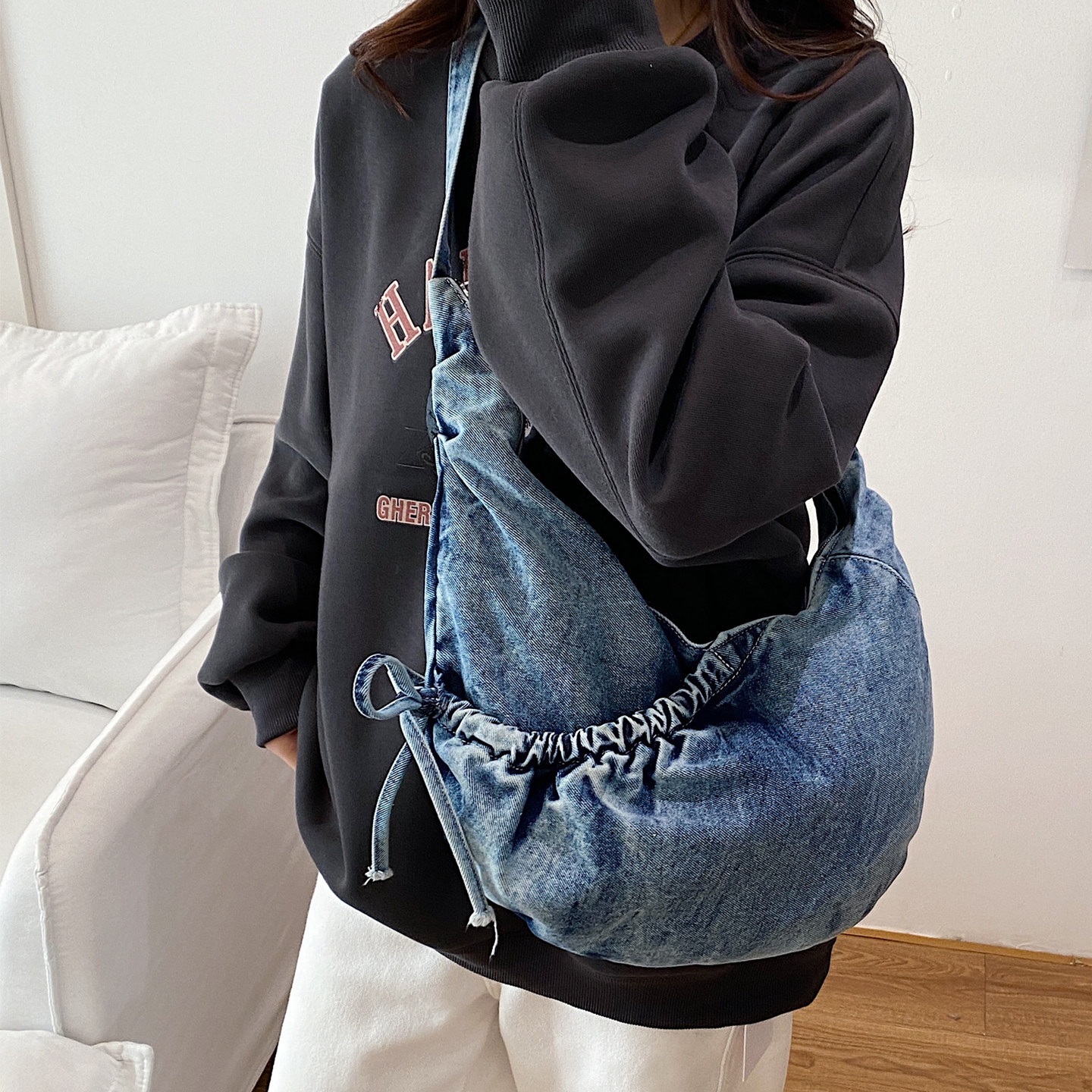 韩系包包女款复古水洗帆布牛仔布斜挎包小众设计感单肩包饺子包潮