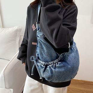 韩系包包女款复古水洗帆布牛仔布斜挎包小众设计感单肩包饺子包潮