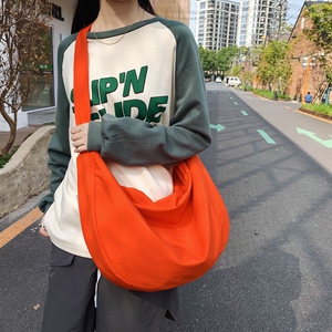 斜挎包女2022新款大容量饺子包大学生大款男情侣轻便纯色休闲包包