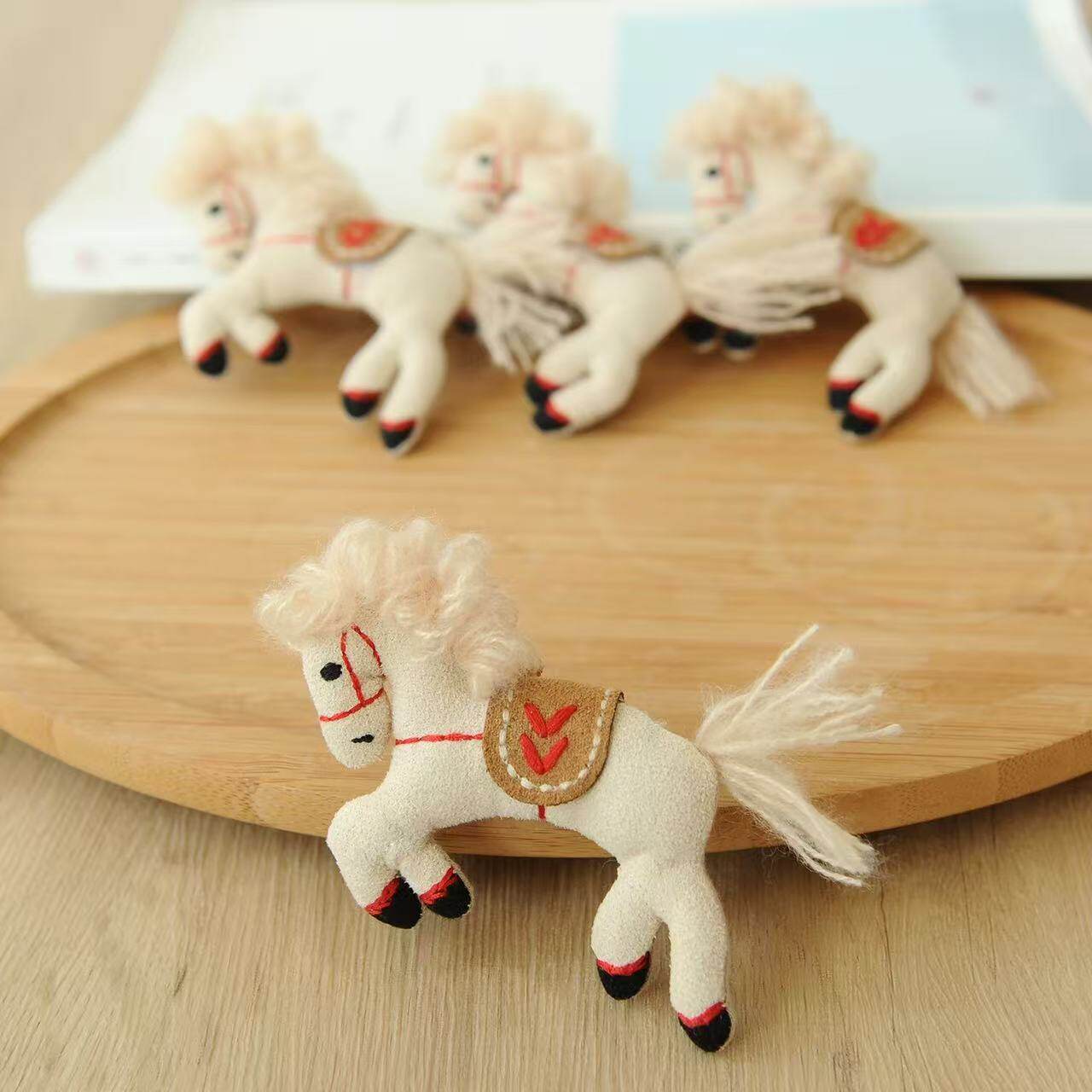 跨境森系卡通毛线鬃毛充棉布艺包包饰品本命年小礼物马年新品胸针