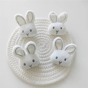 跨境秋冬新款 少女书包衣服 白色小兔头卡通可爱毛绒胸针日系配饰