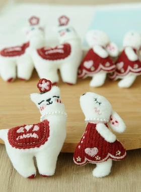 跨境亚马逊热甜美喜气穿红色裙子的珠珠小兔萌萌的羊驼布艺胸针女