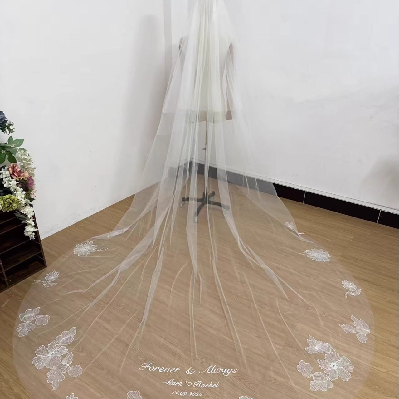 新娘婚礼写真拍摄薄蕾丝大花头饰淡米色硬纱定制绣字名字日期头纱