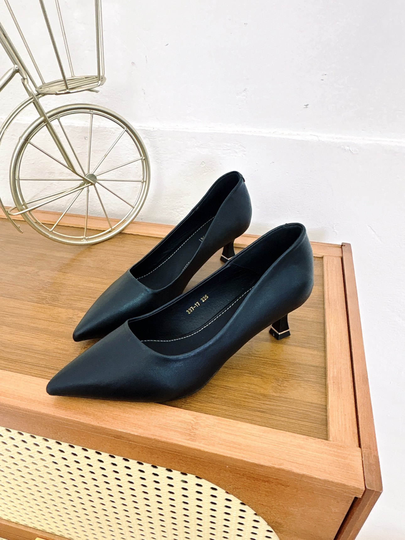 高跟鞋女小矮低跟工装皮鞋久站不累脚新款职业工作鞋黑色尖头单鞋