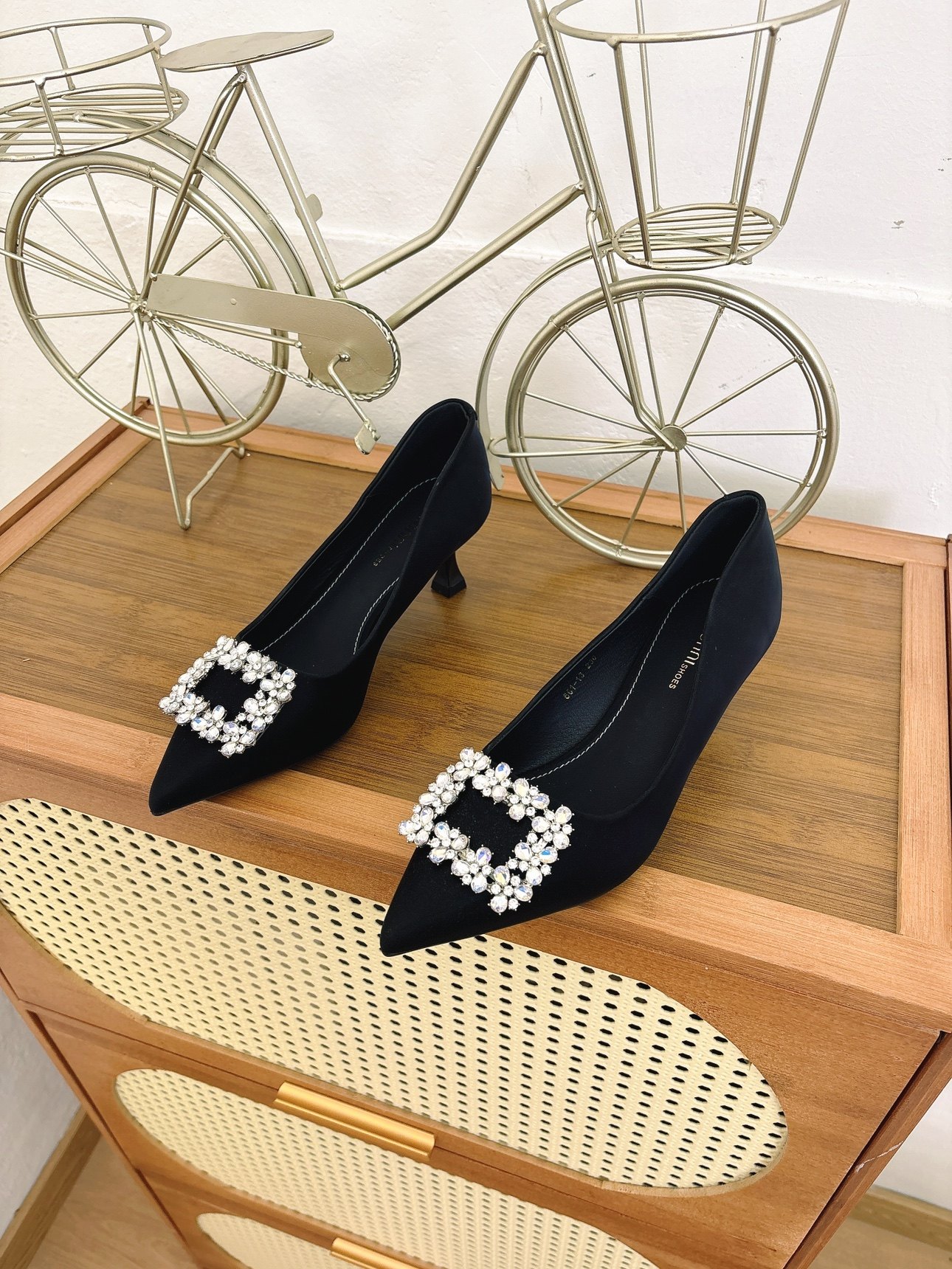 通勤低跟不累脚方扣水钻浅口高跟鞋单鞋女2026年新款法式尖头细跟