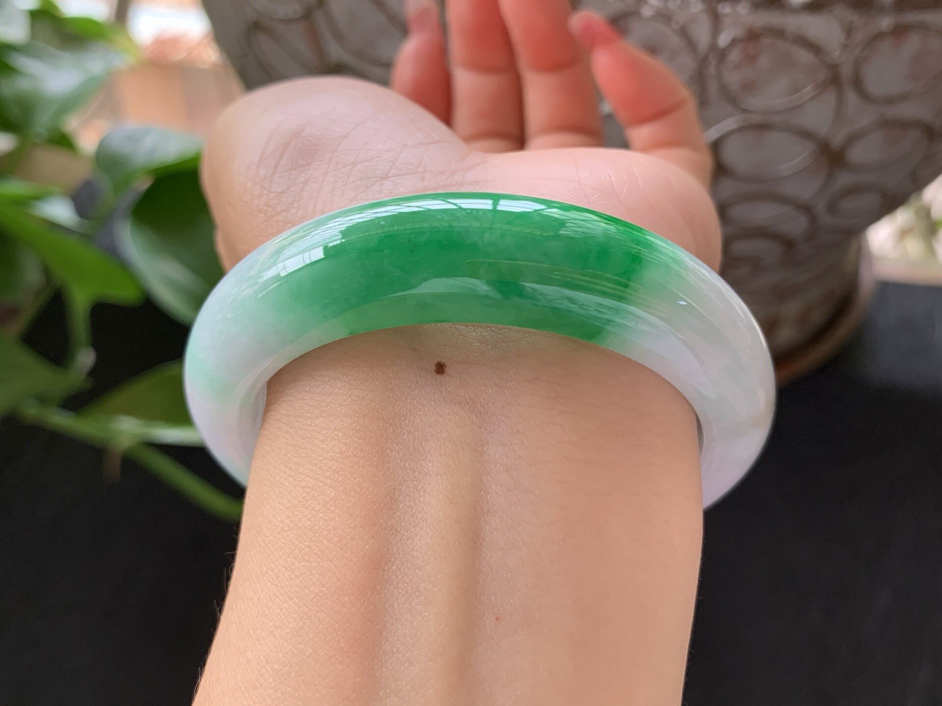 【小陈翡翠】缅甸天然翡翠A货白底飘辣绿54-55正圈翡翠手镯