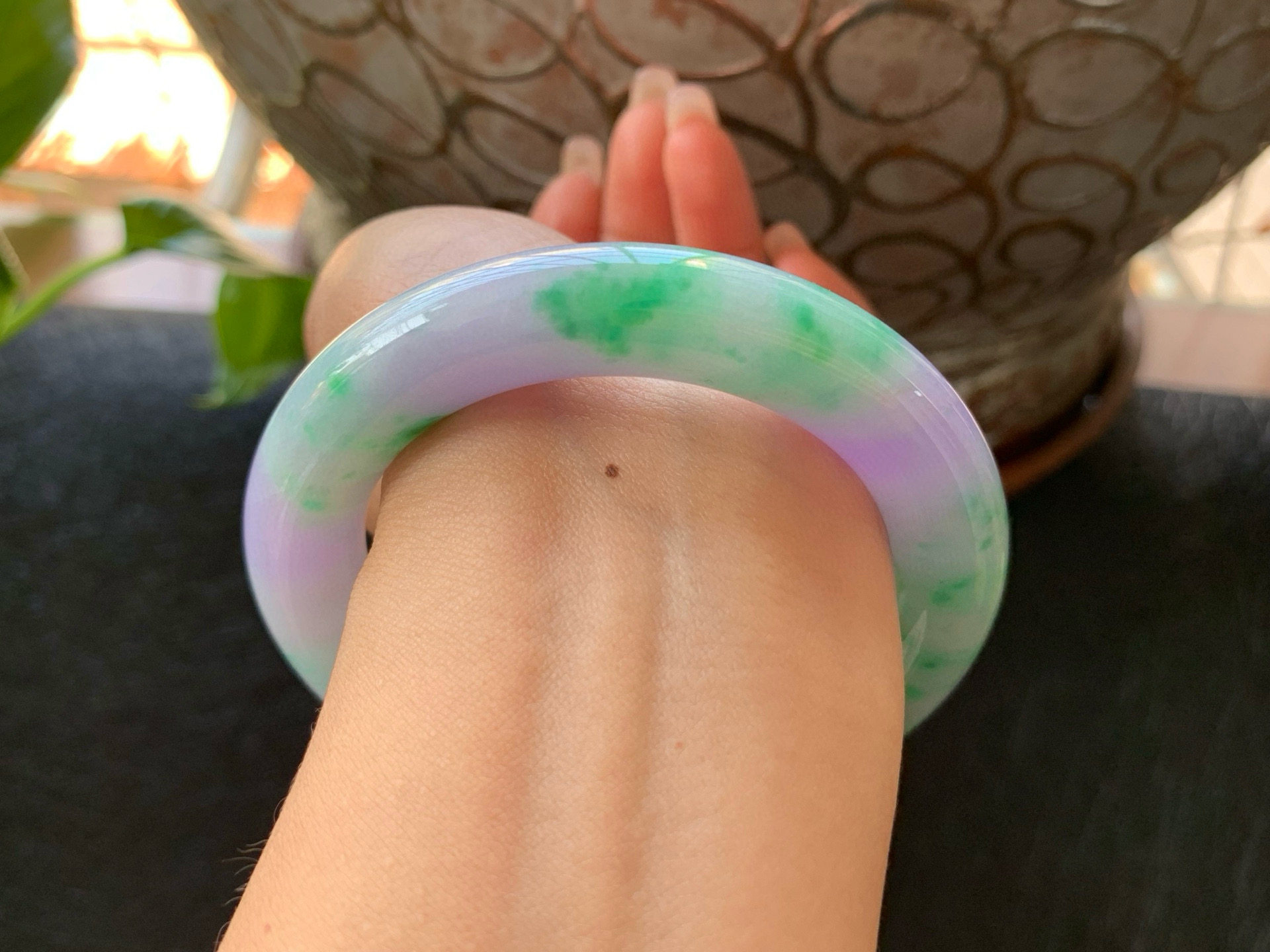 【小陈翡翠】缅甸天然翡翠A货春彩紫罗兰飘绿花55-56圆条翡翠手镯