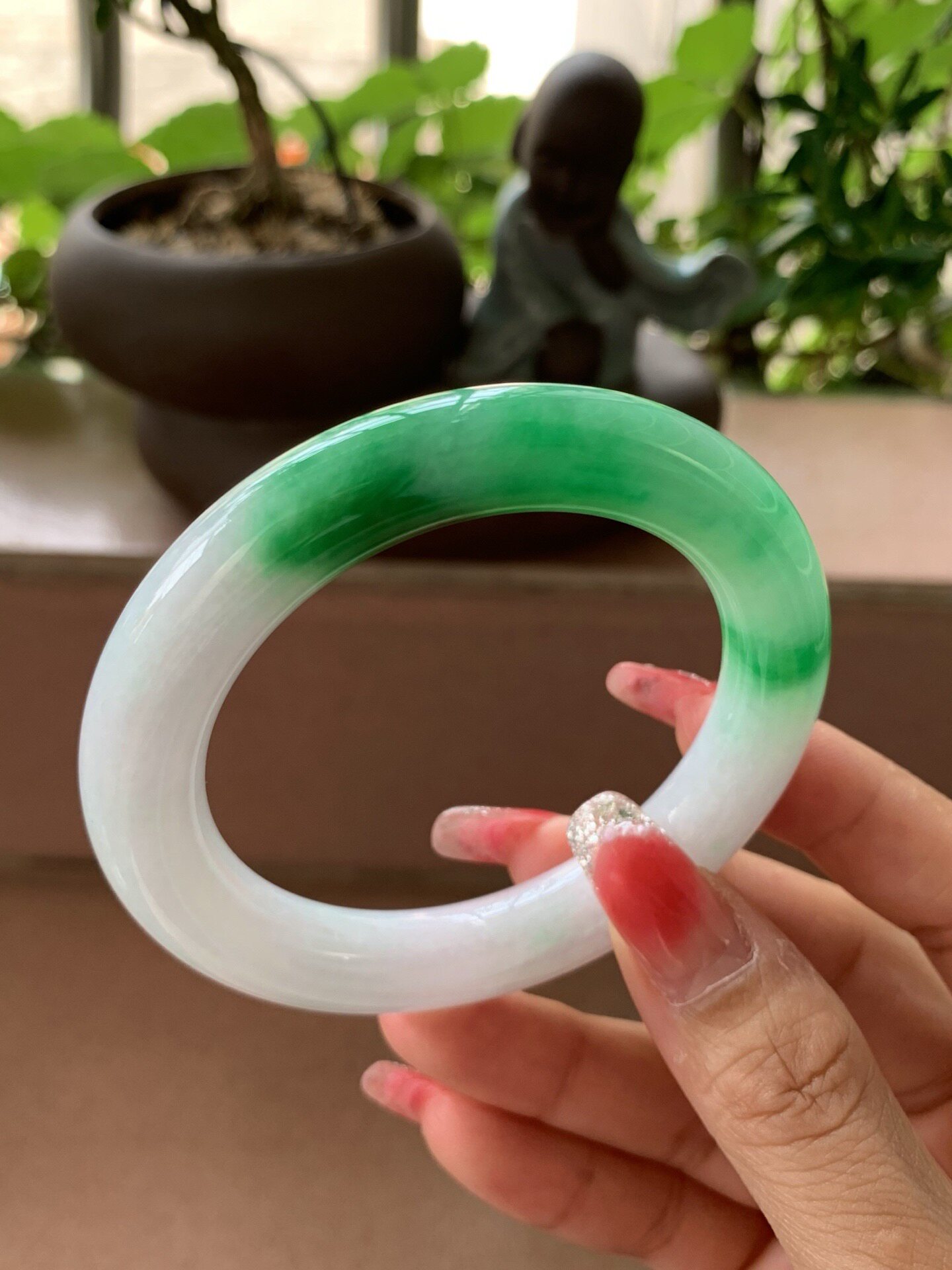 【小陈翡翠】缅甸天然翡翠A货白底飘辣阳绿55圆条翡翠手镯