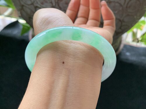 【小陈翡翠】缅甸天然翡翠A货飘绿花55圆条翡翠手镯