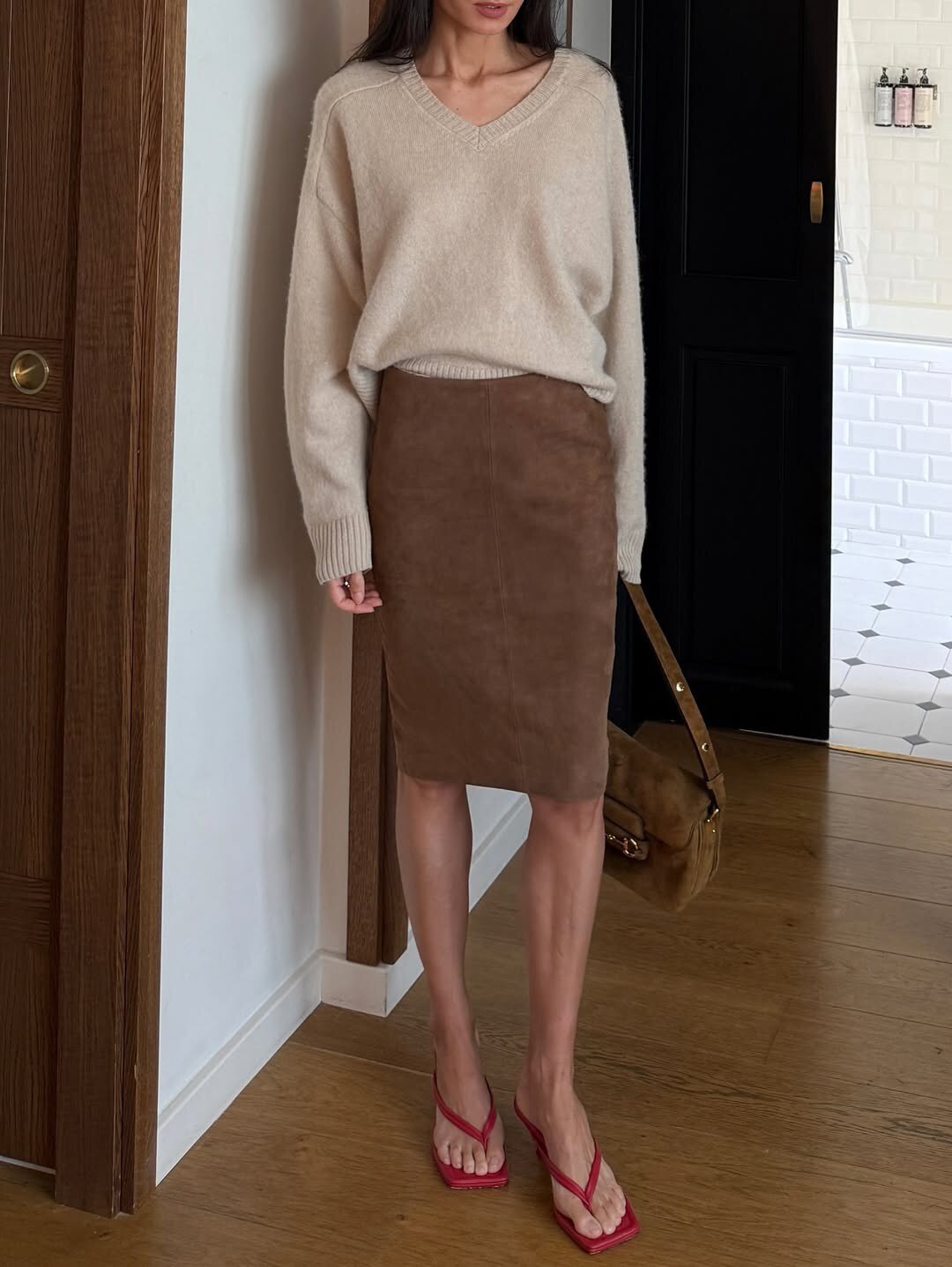 v领套头针织毛衣麂皮包臀半身裙
